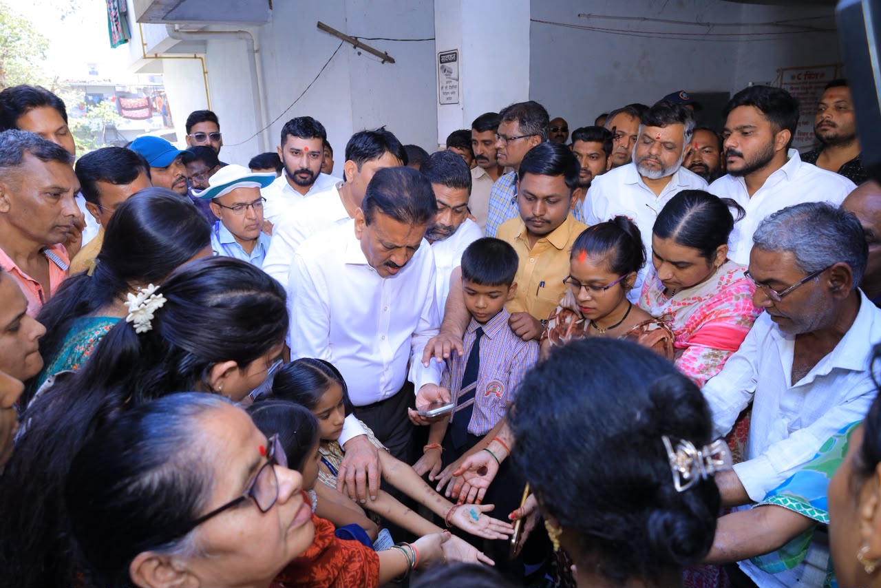 अंबडमधील विषारी पाणी येत असलेल्या घरोघरी भेट...  संतप्त गिरीश महाजनांनी अधिकाऱ्यांची अशी काढली खरडपट्टी...  दिले हे आदेश...