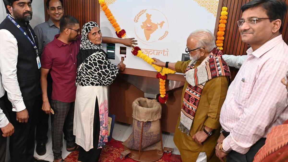 राज्यातील पहिले ‘अन्नपूर्ती धान्य एटीएम’ सुरू... नाशिकच्या लाभार्थ्यांना २४ तास मिळणार धान्य...