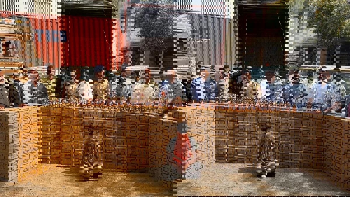 सिनेस्टाईल कारवाई...  दीड कोटींचा मद्यसाठा जप्त...