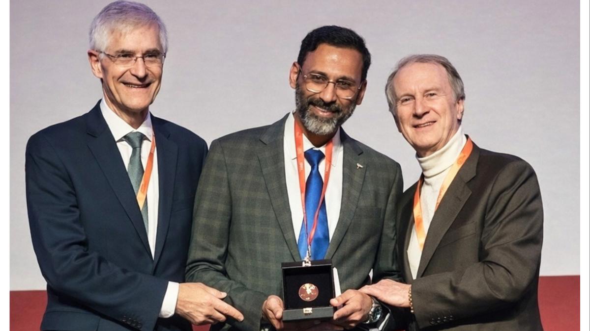 मानवामध्ये पहिली कोरोनरी अँजिओप्लास्टी करणारे डॉ. गौरव वर्मा यांना मिळाला हा जागतिक सन्मान...