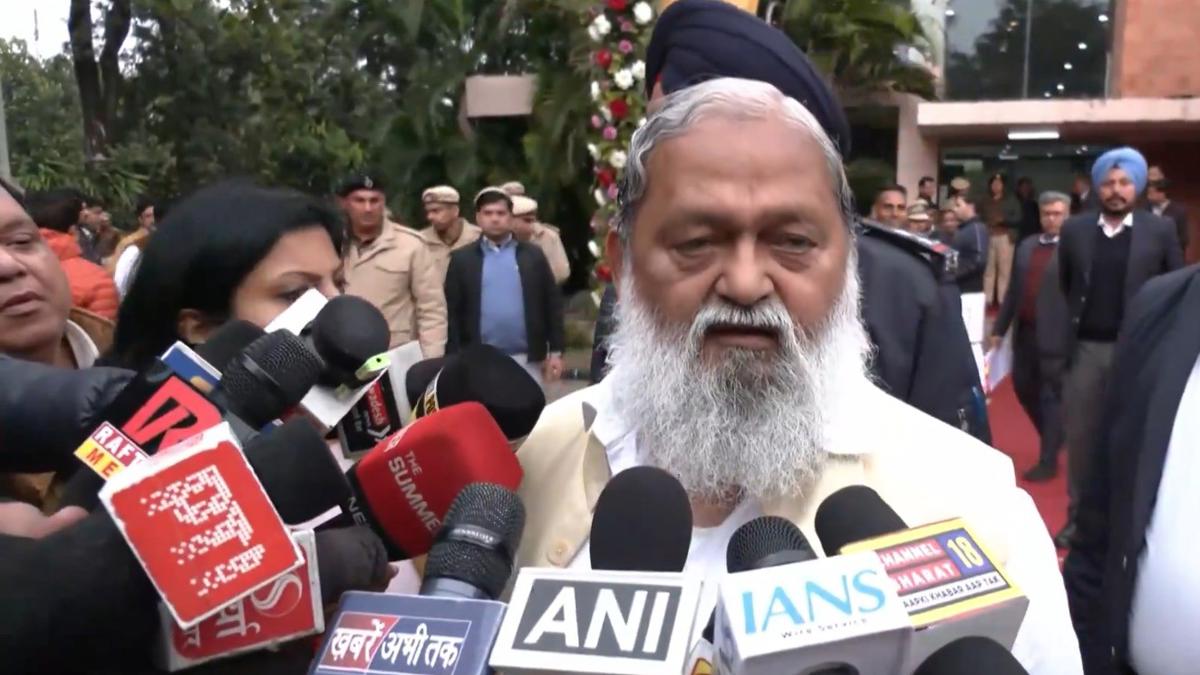 मंत्री आणि महिला पोलीस अधीक्षकांसोबत भरसभेत 'खडाजंगी'...  व्हिडिओ तुफान व्हायरल...