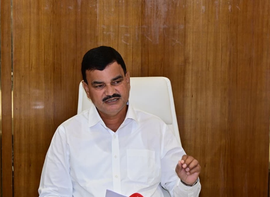 मोबाइलवरील काम संपणार...  १३ हजार कृषी अधिकाऱ्यांना  अत्याधुनिक लॅपटॉपची भेट...