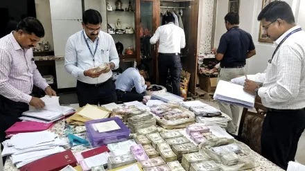 रोकड, दागिने, सोने, चांदी... जळगावच्या लाचखोर अधिकाऱ्याकडे सापडले घबाड... पुरावे नष्ट करण्याचा नातेवाइकांचा प्रयत्न...