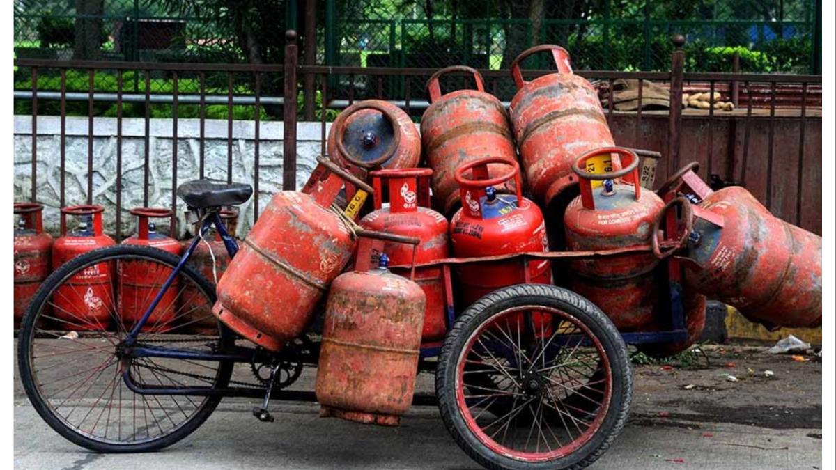 गॅस सिलिंडर मिळत नसल्याच्या असंख्य तक्रारी...   जिल्हा पुरवठा अधिकाऱ्यांनी दिले हे निर्देश...