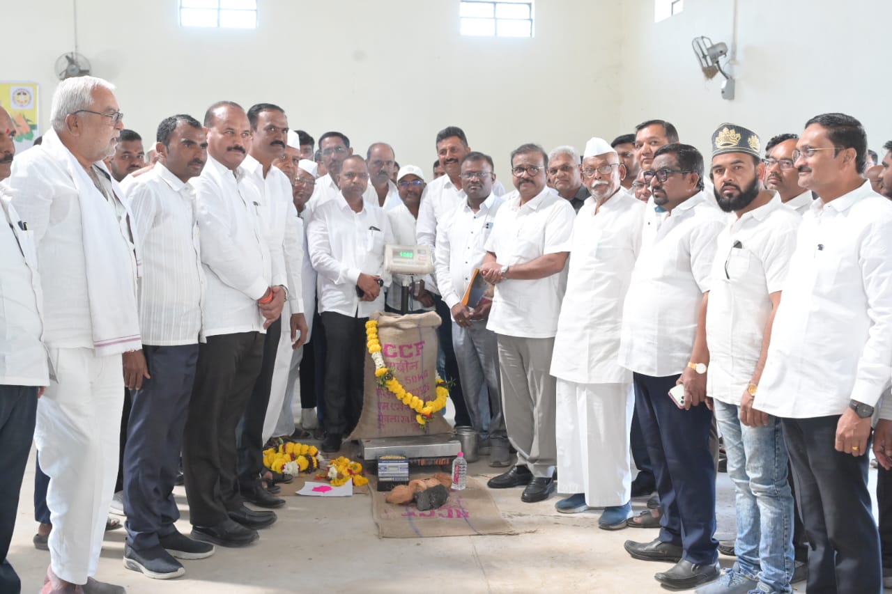 येवला खरेदी विक्री संघाच्या शासकीय मका, सोयाबीन खरेदी केंद्राचा शुभारंभ...माजी खासदार समीर भुजबळ म्हणाले...