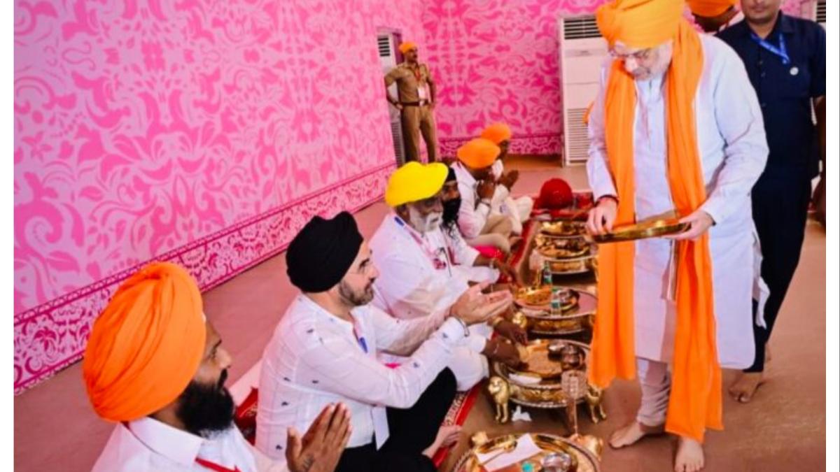 केंद्रीय गृहमंत्री अमित शाह यांनी दिली लंगरसेवा...