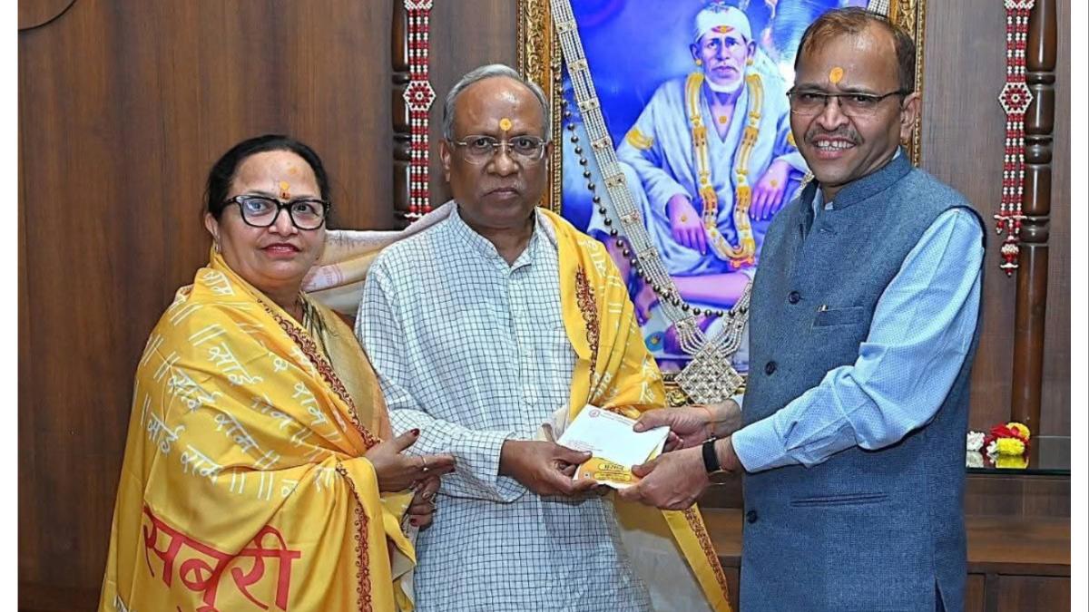 शिर्डी साई संस्थानच्या माजी अध्यक्षांकडून बाबांना मौल्यवान भेट... चर्चा तर होणारच...