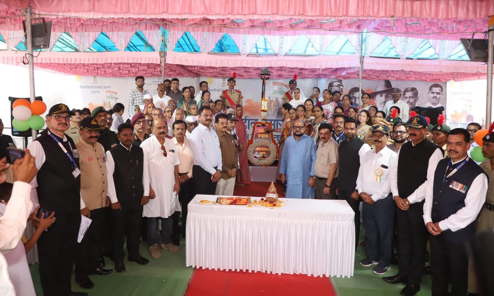 पुढे वीर परिवार, मागे मंत्री-प्रशासन...  जळगावात शिस्तबद्ध संचलनाने आणि लष्करी बँडच्या गजरात शहीदांचा गौरव...