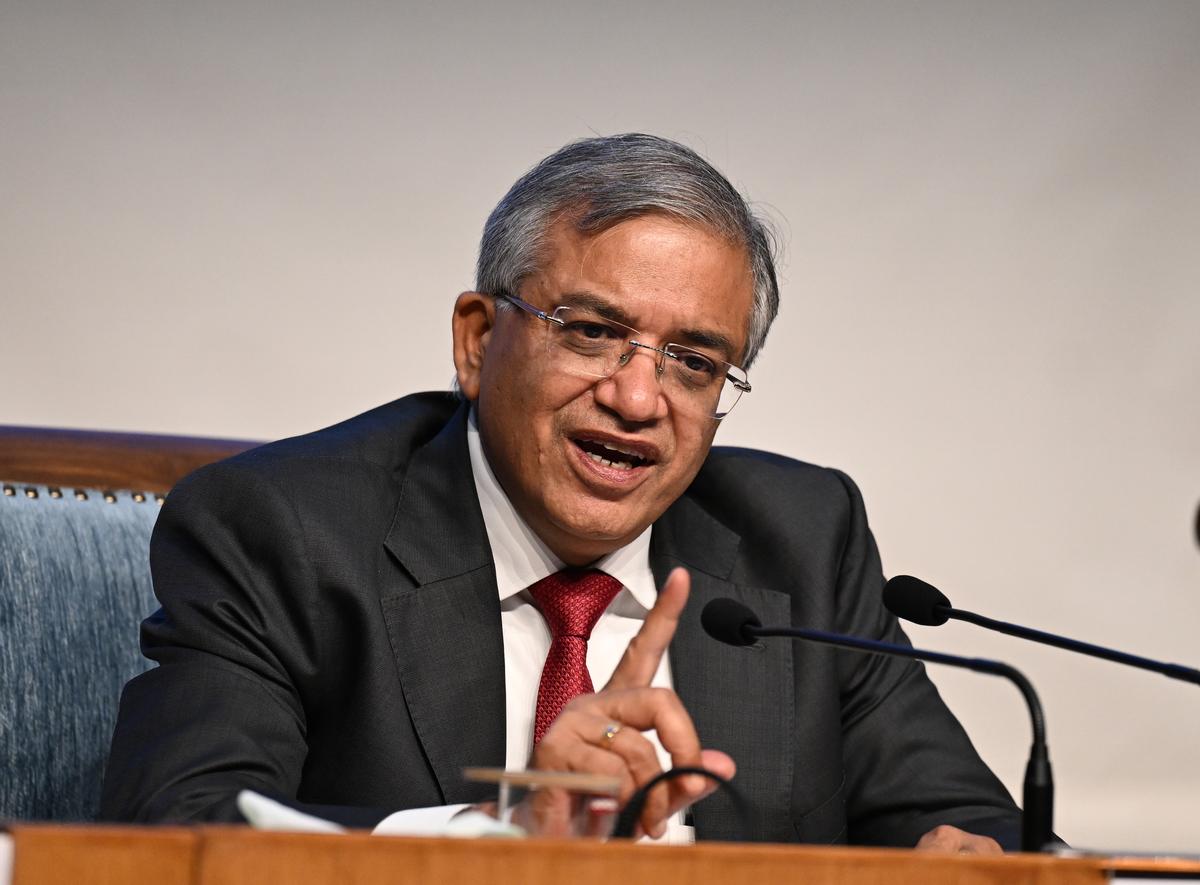 सर्वत्र टीका होताच ज्ञानेश कुमार यांनी दोन्ही आयुक्तांसोबत घेतली तातडीने बैठक...  महाराष्ट्रासाठी मोठा निर्णय...