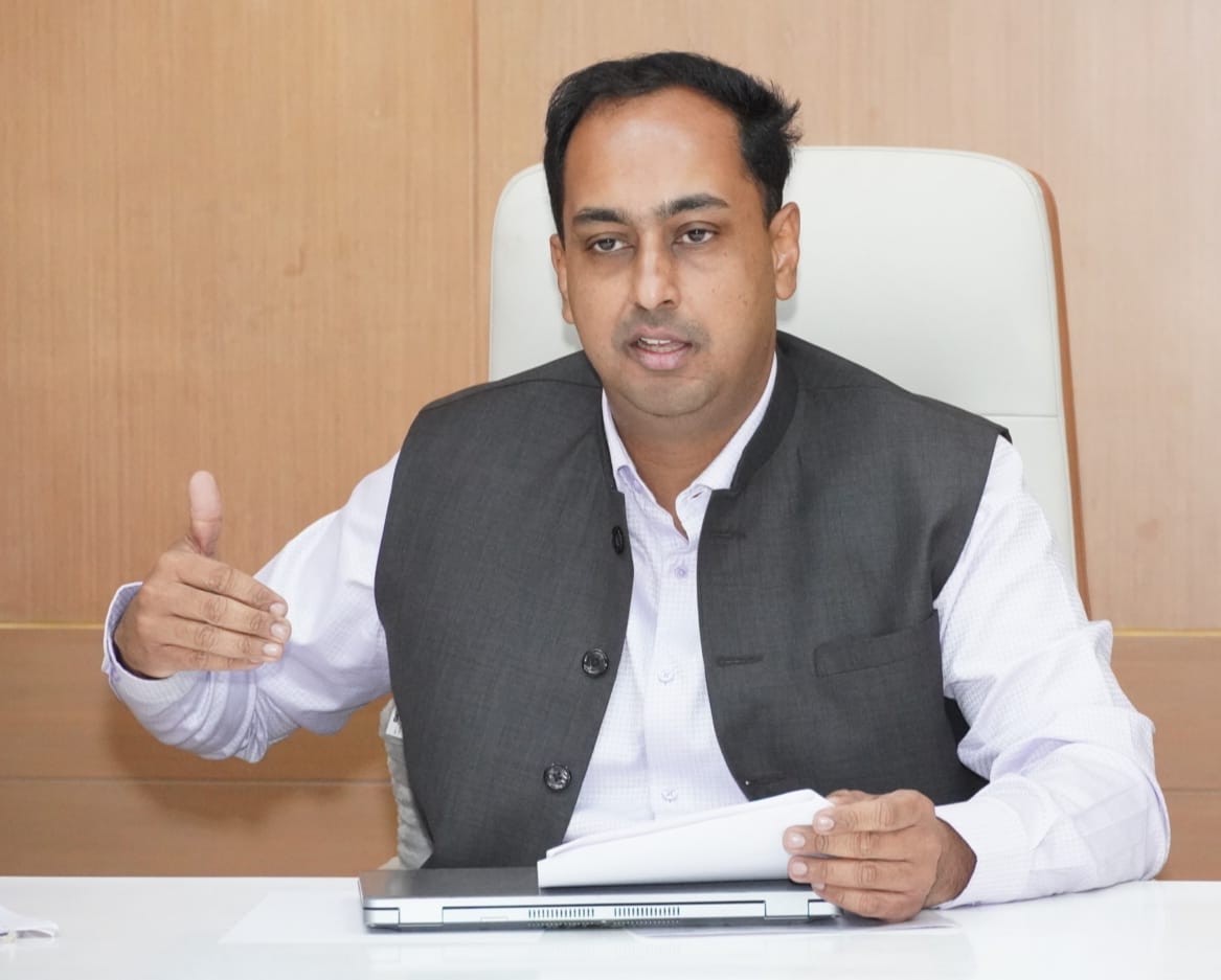 मास्टरस्ट्रोक... ही बंदी लागू करत जिल्हाधिकाऱ्यांनी दिल्या नववर्षाच्या शुभेच्छा...