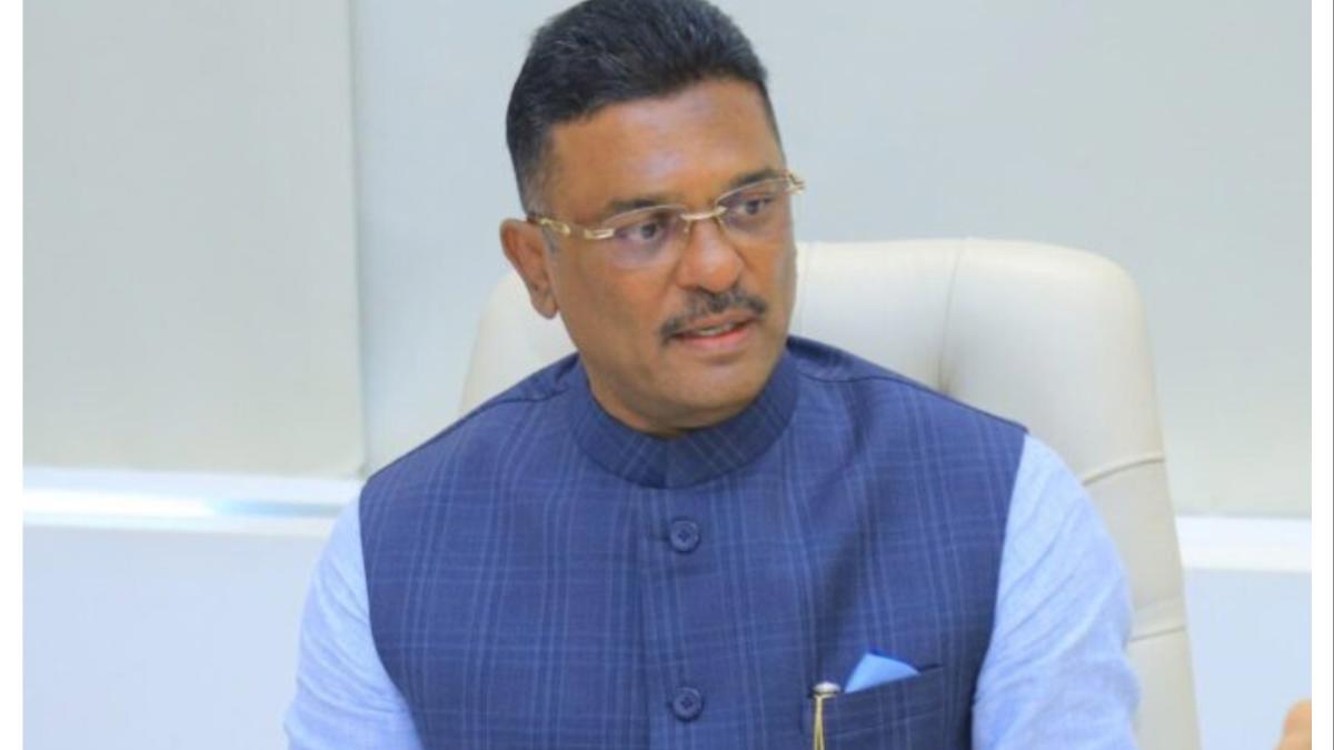 सेवानिवृत्त एसटी कर्मचाऱ्यांना पत्नीसह वर्षभर....  परिवहन मंत्री सरनाईक यांची मोठी घोषणा...