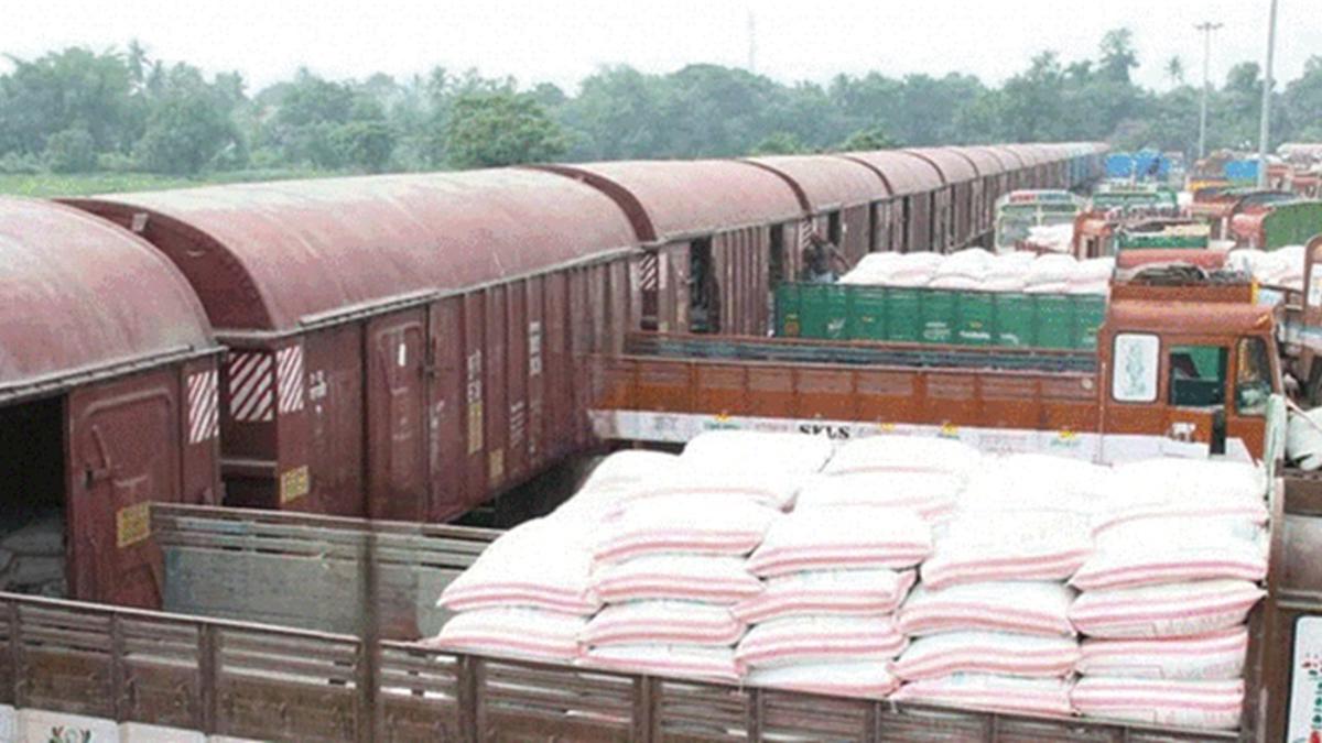 युद्धाचा फटका शेतीलाही? खतांच्या गोणीचा आकार बदलला...