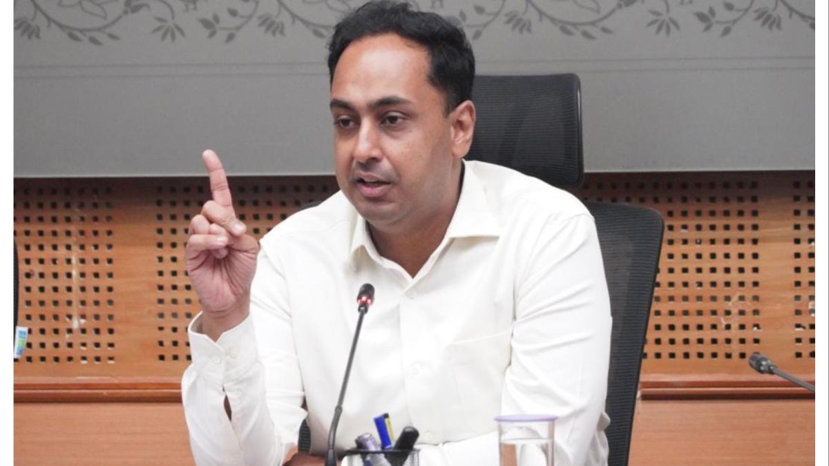 पेट्रोल पंपावरील वाहनांच्या रांगा पाहून जिल्हाधिकारी आयुष प्रसाद म्हणाले...