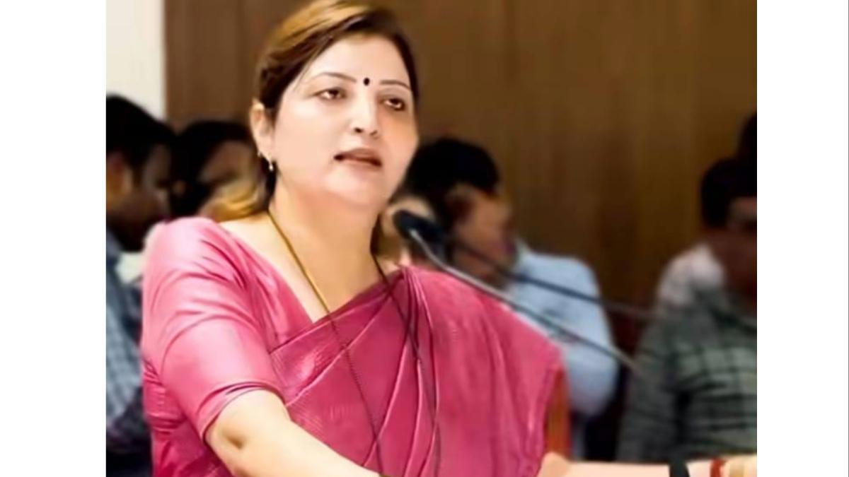 भोंदूबाबा अशोक खरात प्रकरण... रुपाली चाकणकर यांना अखेर 'एसआयटी'चे समन्स...