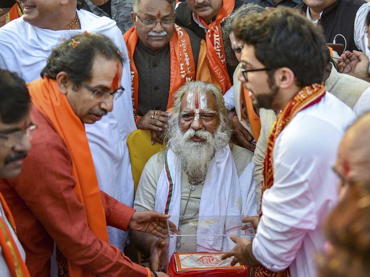 अयोध्या मंदिर देणगी अपहार...  उद्धव ठाकरेंनी दिलेली ४ किलो चांदीची वीट गायब?
