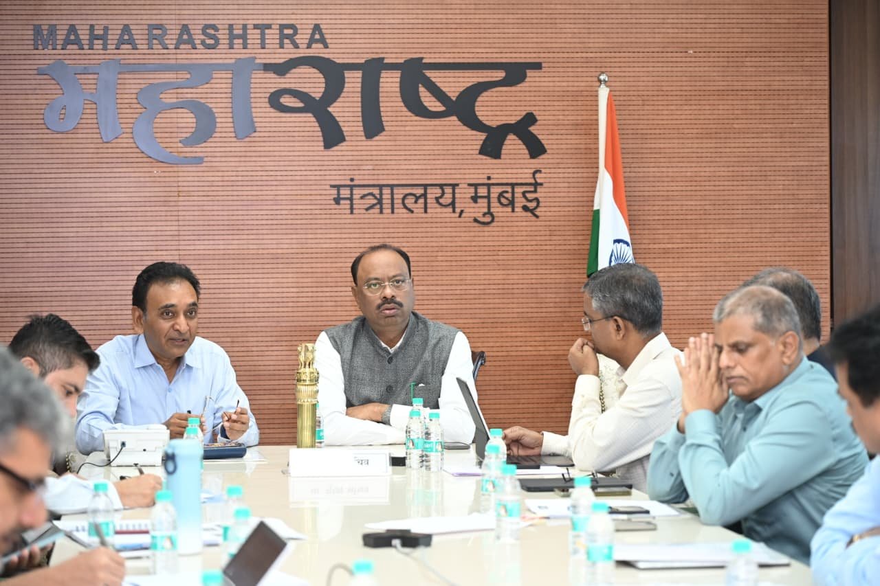 सिमेंट रस्त्यांऐवजी...  दुष्काळाच्या पार्श्वभूमीवर महसूल मंत्र्यांचे अधिकाऱ्यांना कडक निर्देश...