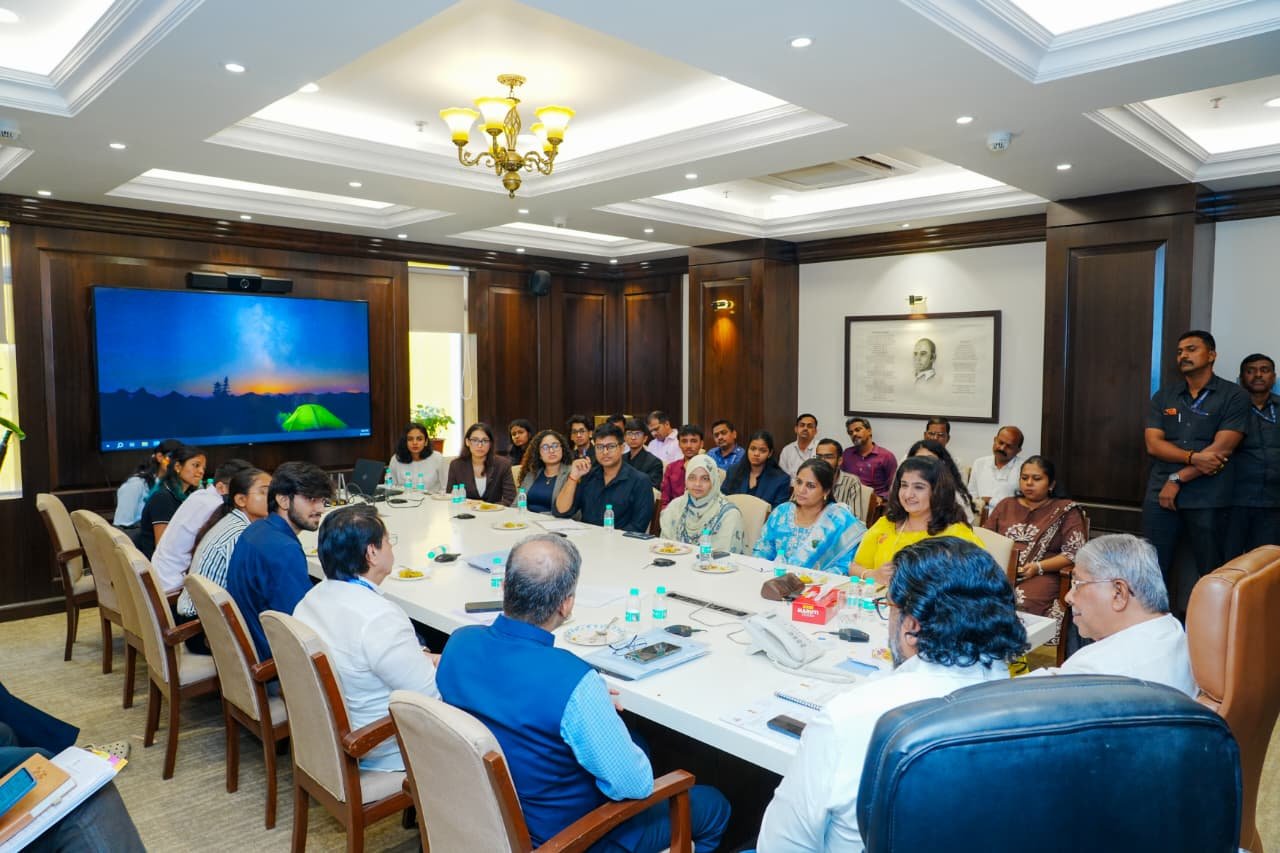थेट मंत्रालयात जाऊन विद्यार्थ्यांनी मांडल्या समस्या...  मंत्री चंद्रकांत पाटील म्हणाले...