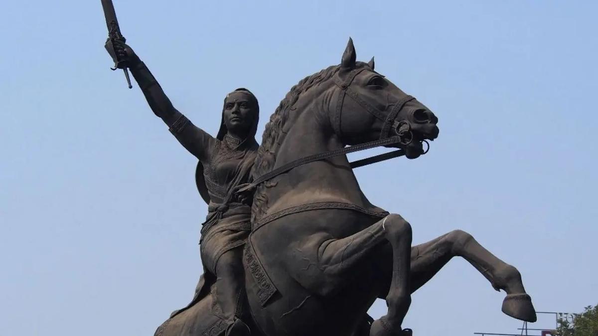 महाराणी ताराराणी जैन धर्मीय होत्या?  जैन मुनींच्या विधानावरून राजकीय युद्ध पेटले