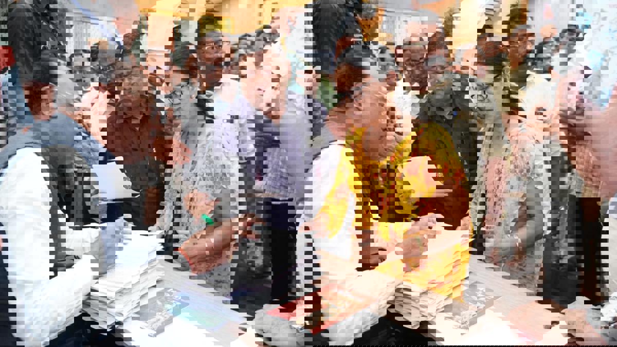 तक्रारींचा निपटारा तातडीने करा, अन्यथा...  महसूल मंत्र्यांचा अधिकाऱ्यांना कडक इशारा...