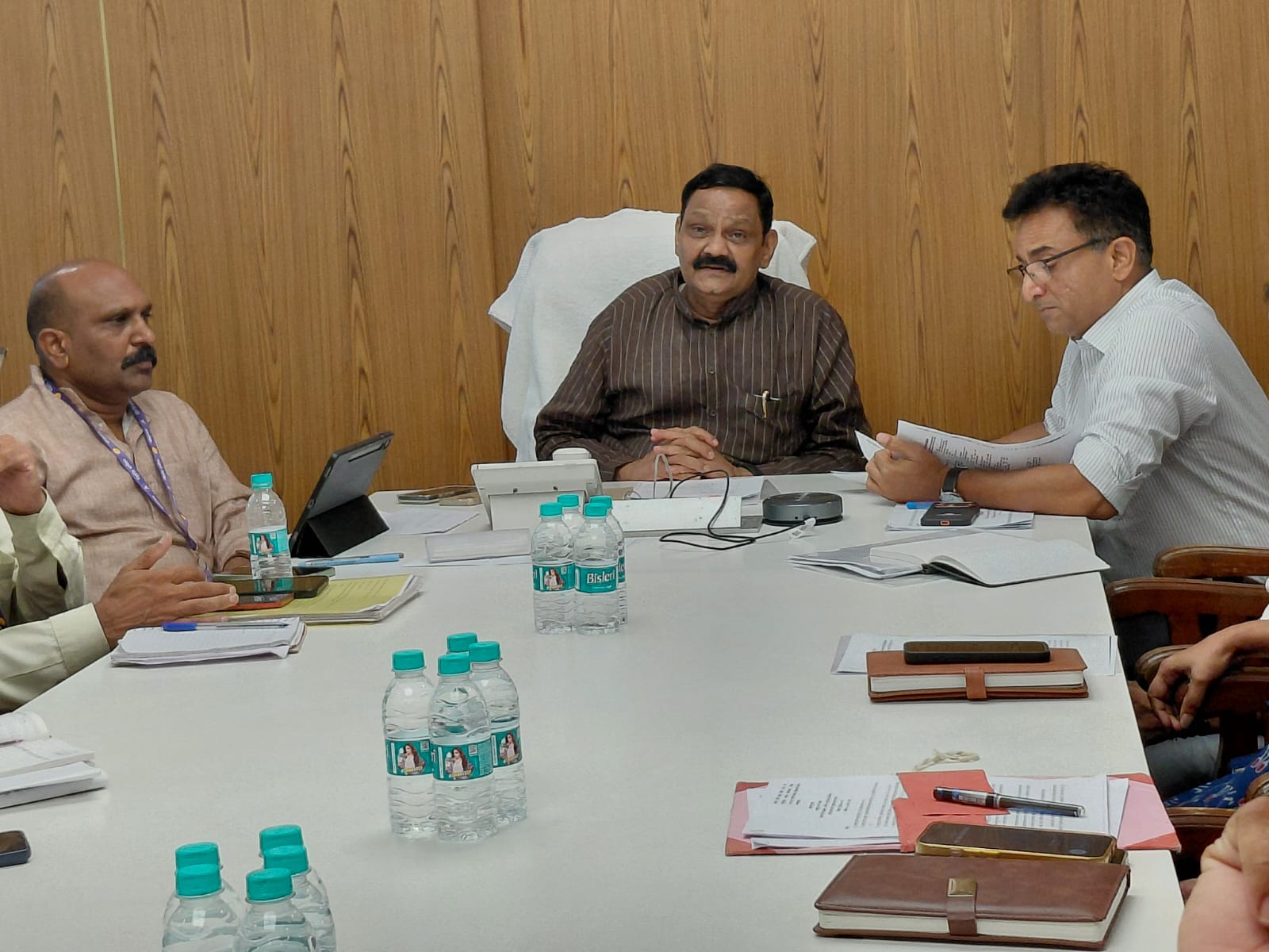 रोजंदारी शिक्षक-कर्मचारी शासकीय सेवेत येणार...  कोर्ट आदेशांची काटेकोर अंमलबजावणी होणार...