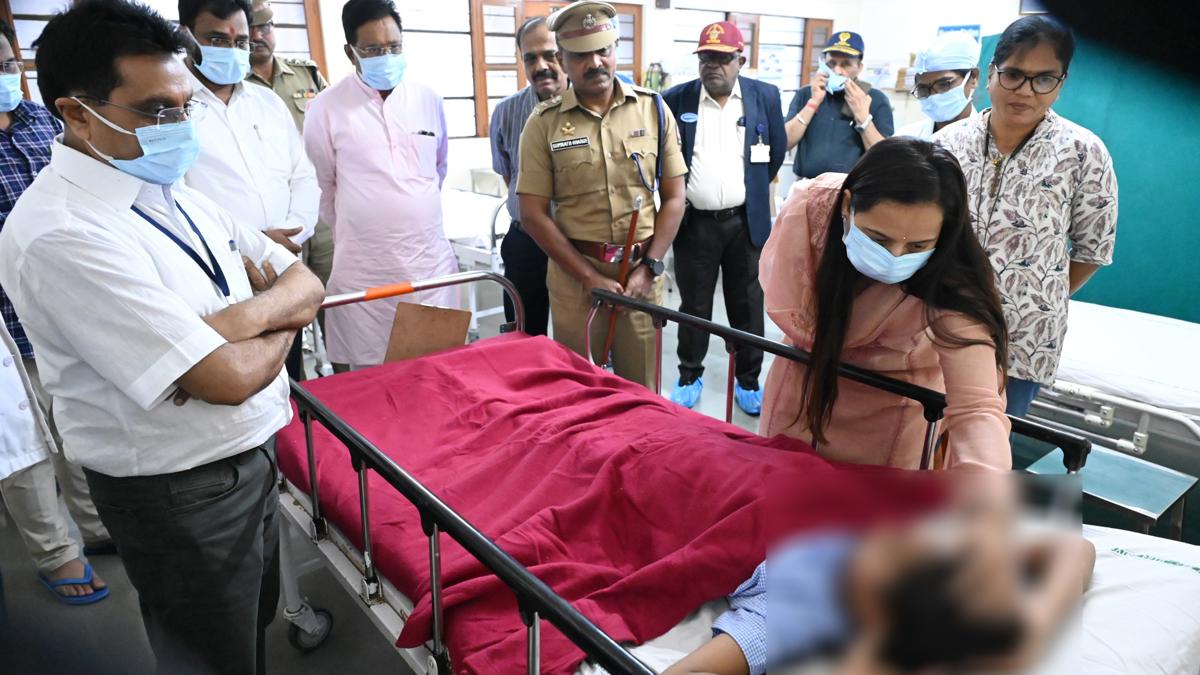 ॲसिड हल्ला पीडित मुलगी आणि तिच्या कुटुंबीयांची मंत्री आदिती तटकरे यांनी घेतली भेट... त्यानंतर म्हणाल्या...