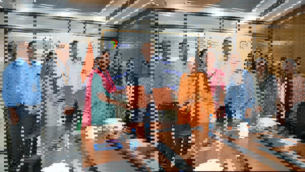 डिजिटल युगात महिलांना मिळणार सुरक्षेचे बळ... रिलायन्स फाउंडेशन देशात तयार करणार १० लाख ‘सायबर सखी’...