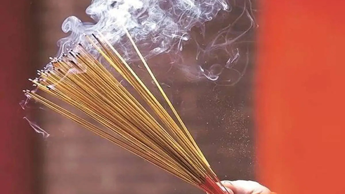 दररोज अगरबत्ती लावता? आधी हे वाचा