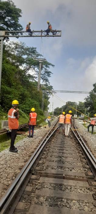 शाब्बास... भारतीय रेल्वेच्या सर्वात कठीण घाट मार्गावर विद्युतीकरण पूर्ण... असा होणार फायदा...