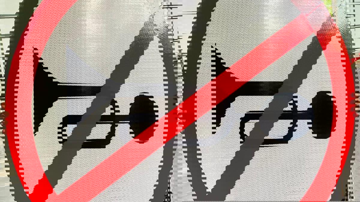 हॉर्न वाजवला म्हणून इतका राग?  जेहान सर्कलला गुंडांचा राडा... एकाच्या डोक्यात धारदार शस्त्राने वार...