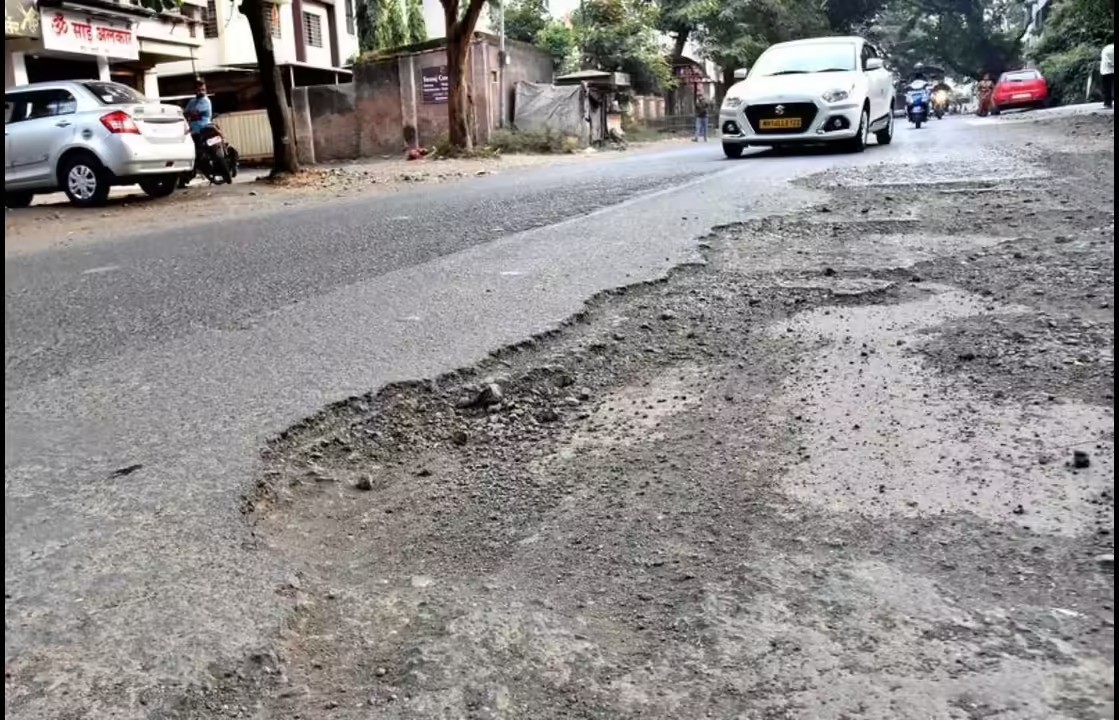 खड्ड्यांनी घेतला आणखी एक बळी... दिंडोरी रोडवर दुचाकी चालक ठार...
