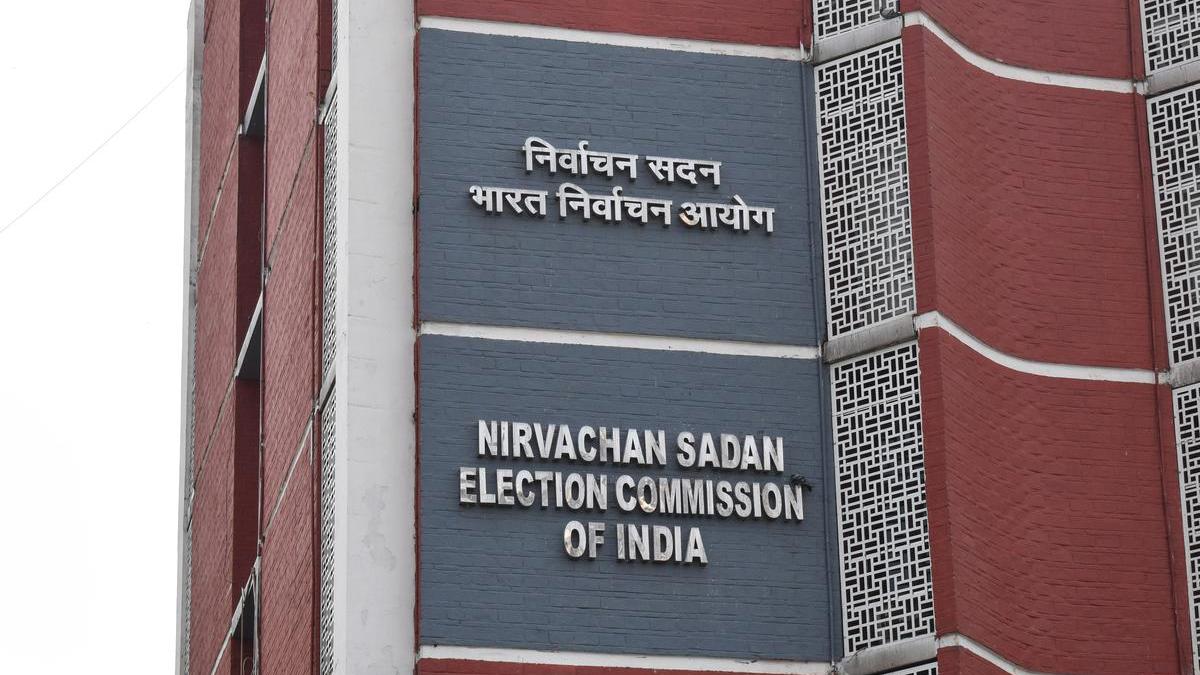 पश्चिम बंगाल निवडणूक... दिवसा 'डबलसीट' अन् रात्री दुचाकीवरुन प्रवासाला बंदी... आयोगाच्या निर्णयाची देशभर चर्चा...