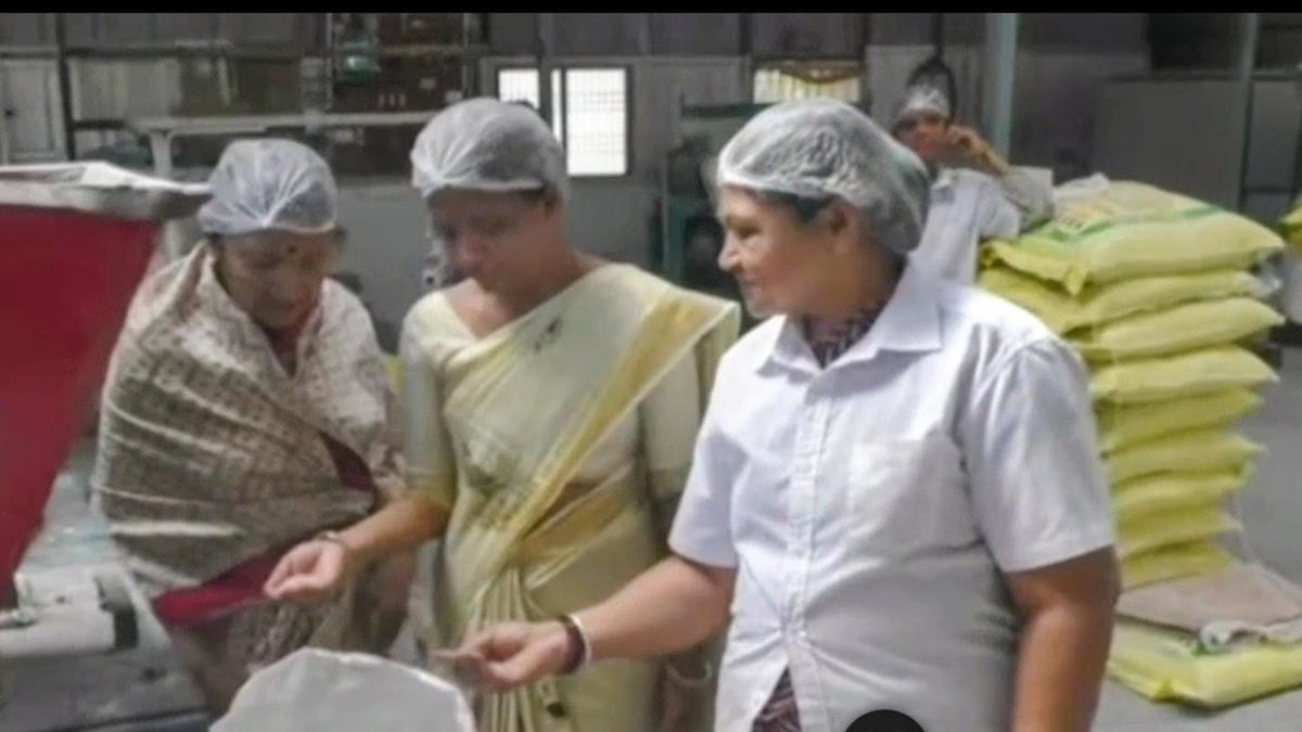 भरडधान्यांना आधुनिक रूप देत जागतिक बाजारपेठेत झेप... उद्योजिका सरोजिनी फडतरे यांची प्रेरणादायी यशोगाथा...