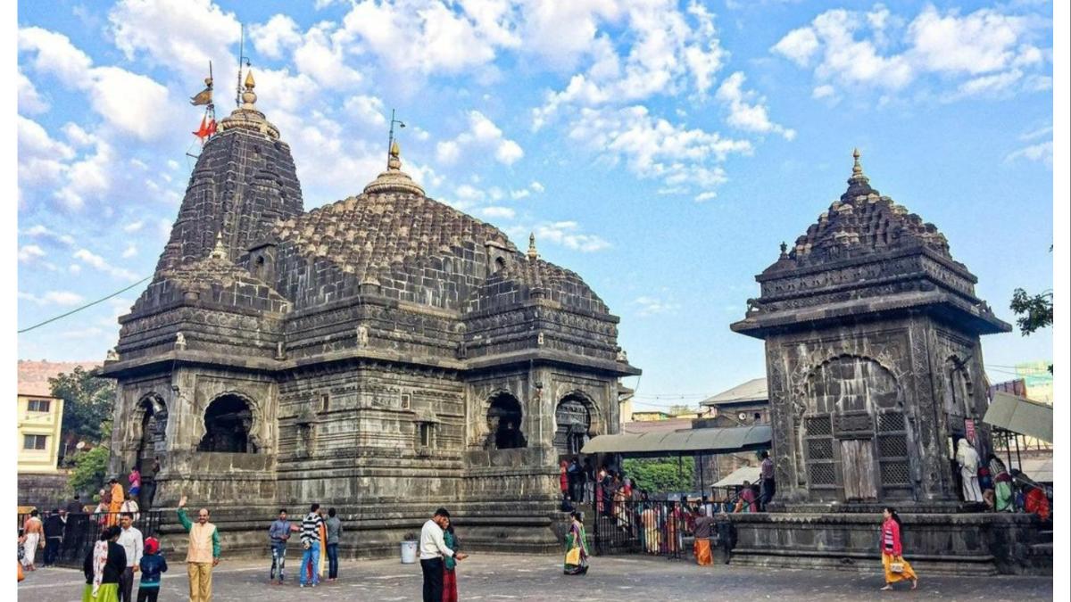 त्र्यंबकेश्वर 'व्हीआयपी' दर्शन रॅकेटचा पर्दाफाश...  दररोज २५ हजारांचे 'कलेक्शन'...  १५ मिनिटांत दर्शनासाठी १२ हजारांची लूट...