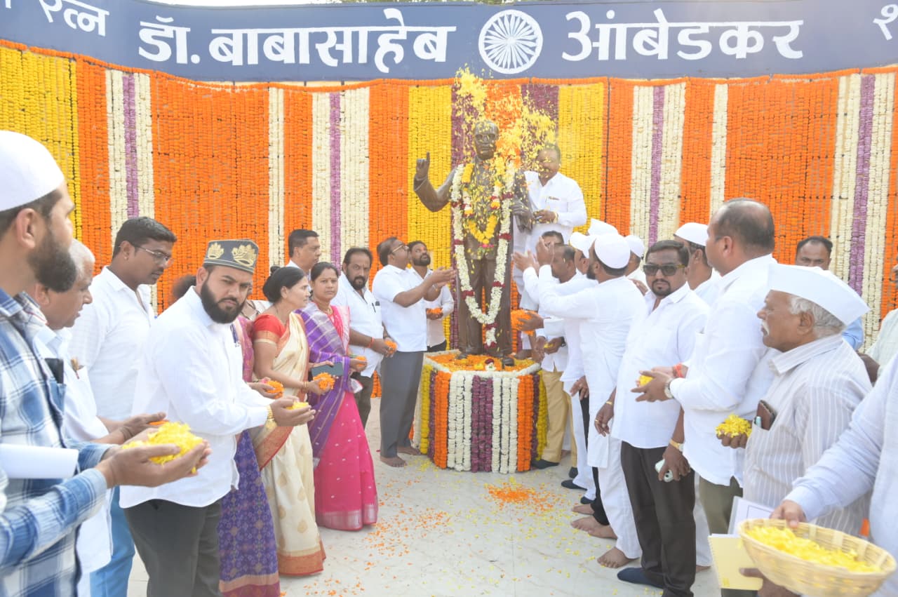 महापुरुषांना अभिवादन करून हातात घेतला झाडू... येवला नगराध्यक्षांसह नगरसेवकांचे कौतुकास्पद कार्य....