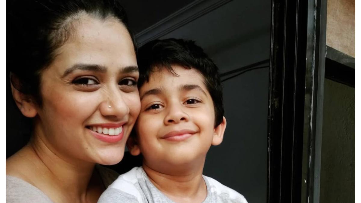 "मासिक पाळीबद्दल मुलाशी संवाद साधला आणि...  अभिनेत्री गिरिजा ओकने सांगितला तो किस्सा...