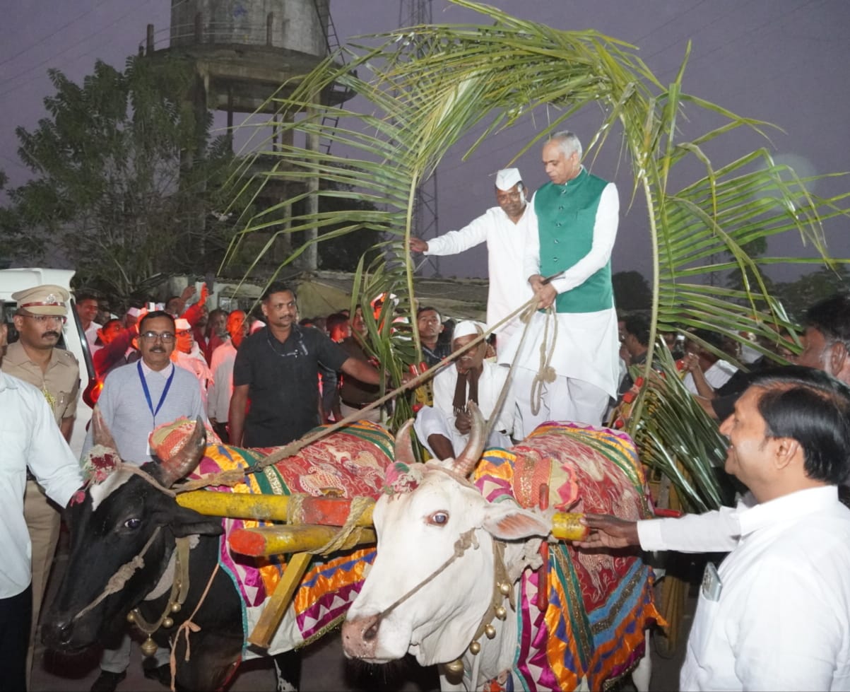 बैलगाडीतून मिरवणूक, आदिवासी नृत्याने भारावलेले वातावरण.... राज्यपालांचे आदिवासी गावात असे झाले जंगी स्वागत....