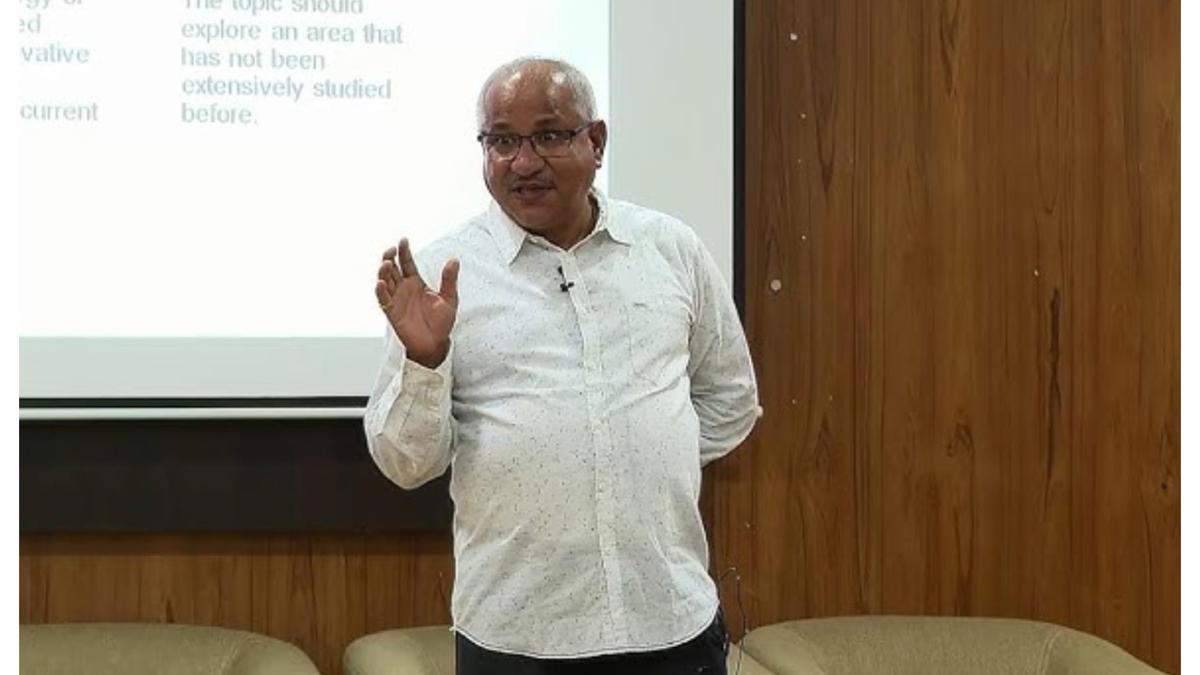 आरोग्य विद्यापीठाचे कुलगुरू डॉ. संजीव सोनवणे आक्रमक...  थेट पोलिसात तक्रार...  काय आहे भानगड?