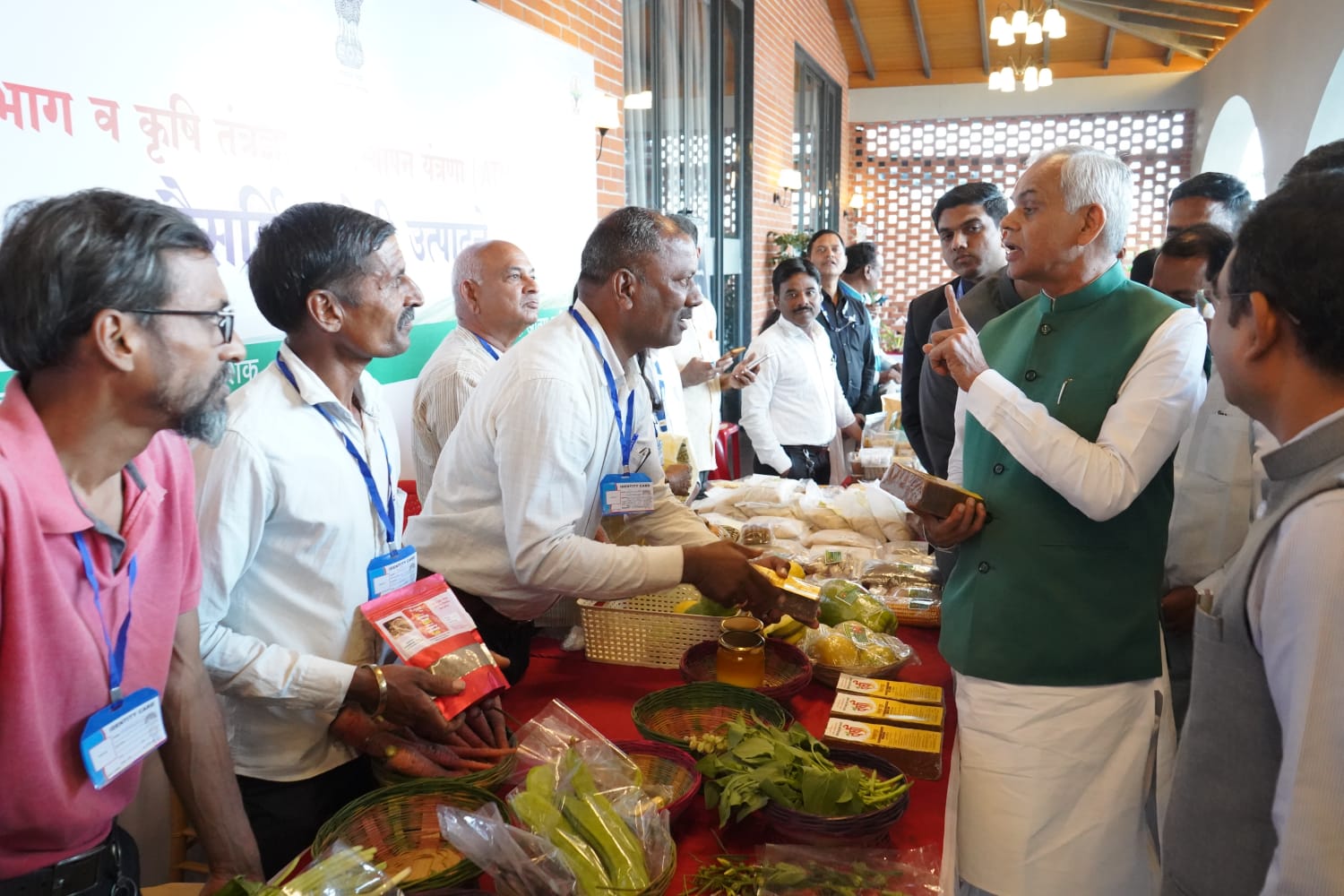 राज्यपाल आचार्य देवव्रत यांनी दिली सह्याद्री फार्म येथे भेट...शेतकऱ्यांशी बोलताना म्हणाले...