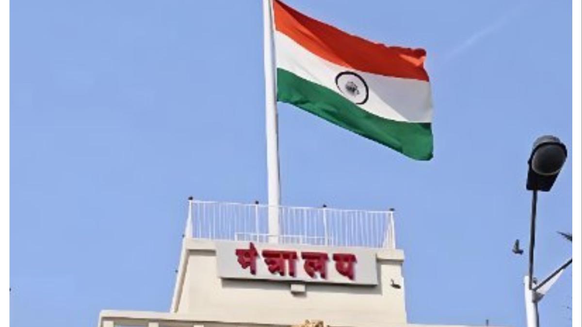 सरकारी कार्यालयात आमदार, खासदार येताच अधिकाऱ्यांनी उभं राहण्याची सक्ती...  राज्य सरकारकडून शिष्टाचाराच्या नियमात सुधारणा...
