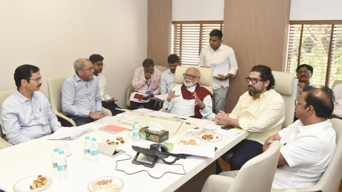 येवला तालुक्यात रेल्वे क्रॉसिंगवर या तीन ठिकाणी होणार उड्डाणपूल... मंत्री छगन भुजबळ यांचा पुढाकार... मंत्रालयात घेतली बैठक...