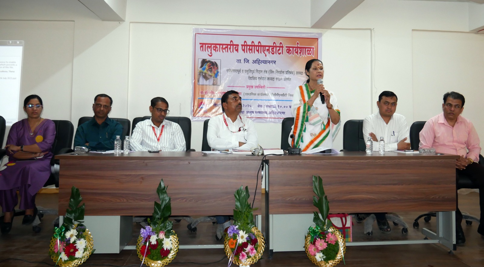 मुलींचा जन्मदर घटत असल्याने जिल्हाधिकाऱ्यांनी मांडली ही भन्नाट कल्पना... गावोगावी आता...