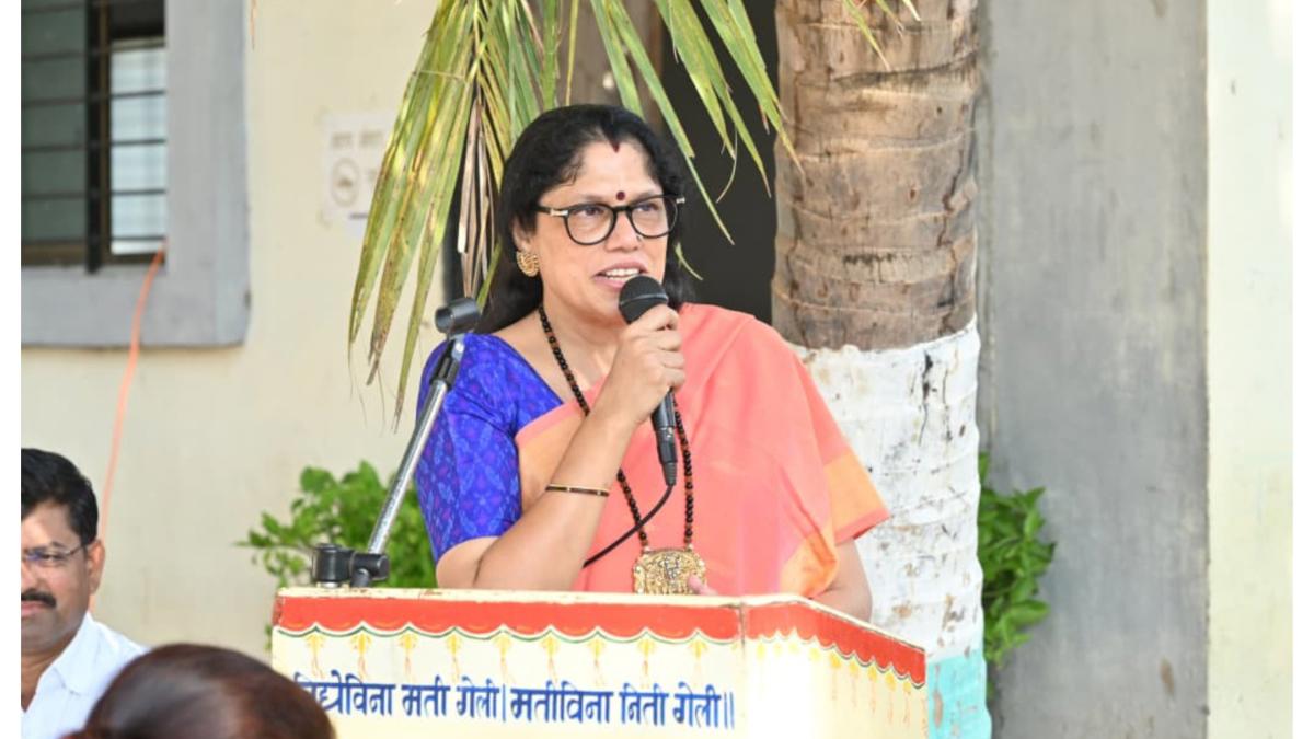 महापुरुषांचे विचार समाजात रुजविण्यासाठी प्रयत्न करावे... महाराष्ट्र दिनी डॉ.शेफाली भुजबळ यांचे मार्गदर्शन