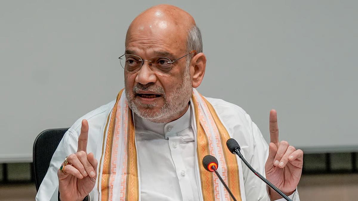 ऑपरेशन 'व्हाईट स्ट्राईक'...  मुंबईत आजवरची सर्वात मोठी कारवाई...  क्रिकेट पॅड्समध्ये लपवले होते...