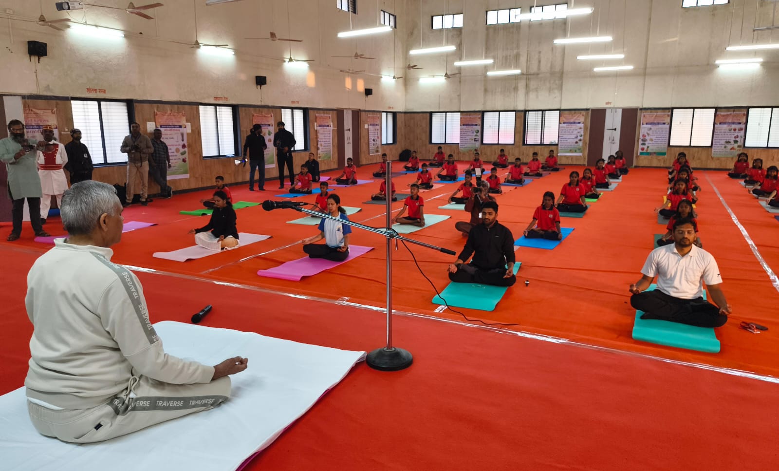 चक्क रेड कार्पेट, कमालीची स्वच्छता, सर्व ट्युब लाईट सुरू, शाही लवाजमा, झाडून सर्व हजर...  आदिवासी आश्रमशाळेतील विद्यार्थ्यांचं नशिब फळफळलं... राज्यपालांच्या दौऱ्याची सर्वत्र चर्चा....