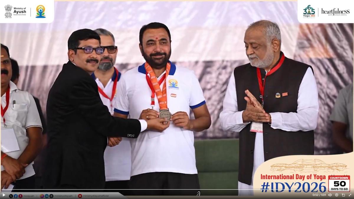 तब्बल ६ हजार जणांचे एकाच ठिकाणी भुजंगासन... नोंदवला थेट आशियाई विक्रम...
