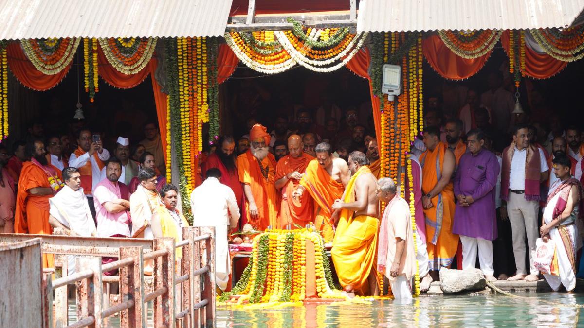 त्र्यंबकेश्वर येथे ध्वजस्तंभ शिलान्यास सोहळा संपन्न...  मंत्री महाजनांसह या महंतांची उपस्थिती...  कुंभमेळ्याचे काऊंटडाऊन सुरू...
