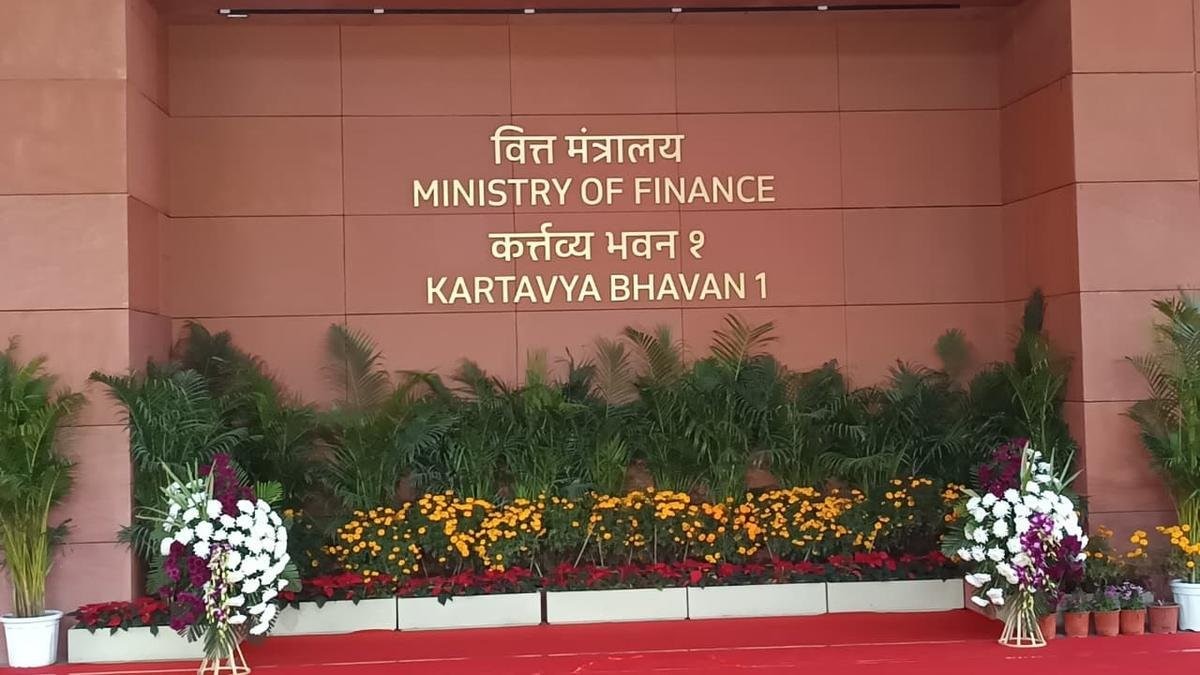 जागतिक युद्धसदृश परिस्थितीचा आर्थिक फटका... LIC, बँकांना 'कॉस्ट कटिंग'चे आदेश...