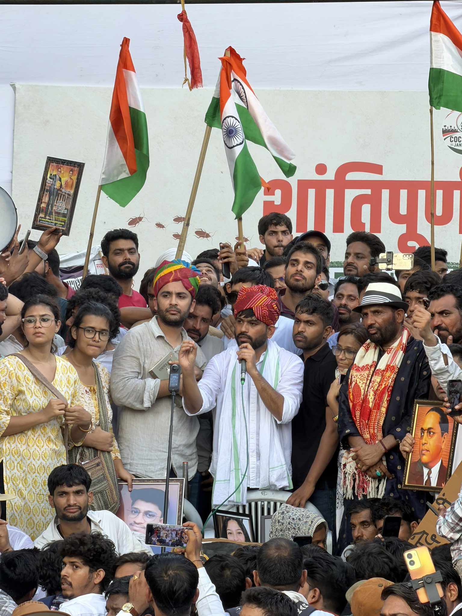'कॉकरोच जनता पक्षा'चे अध्यक्ष अभिजीत दीपके यांना मारहाण...  नीट पेपरफुटी आंदोलनावेळी प्रकार...  व्हिडीओ व्हायरल...