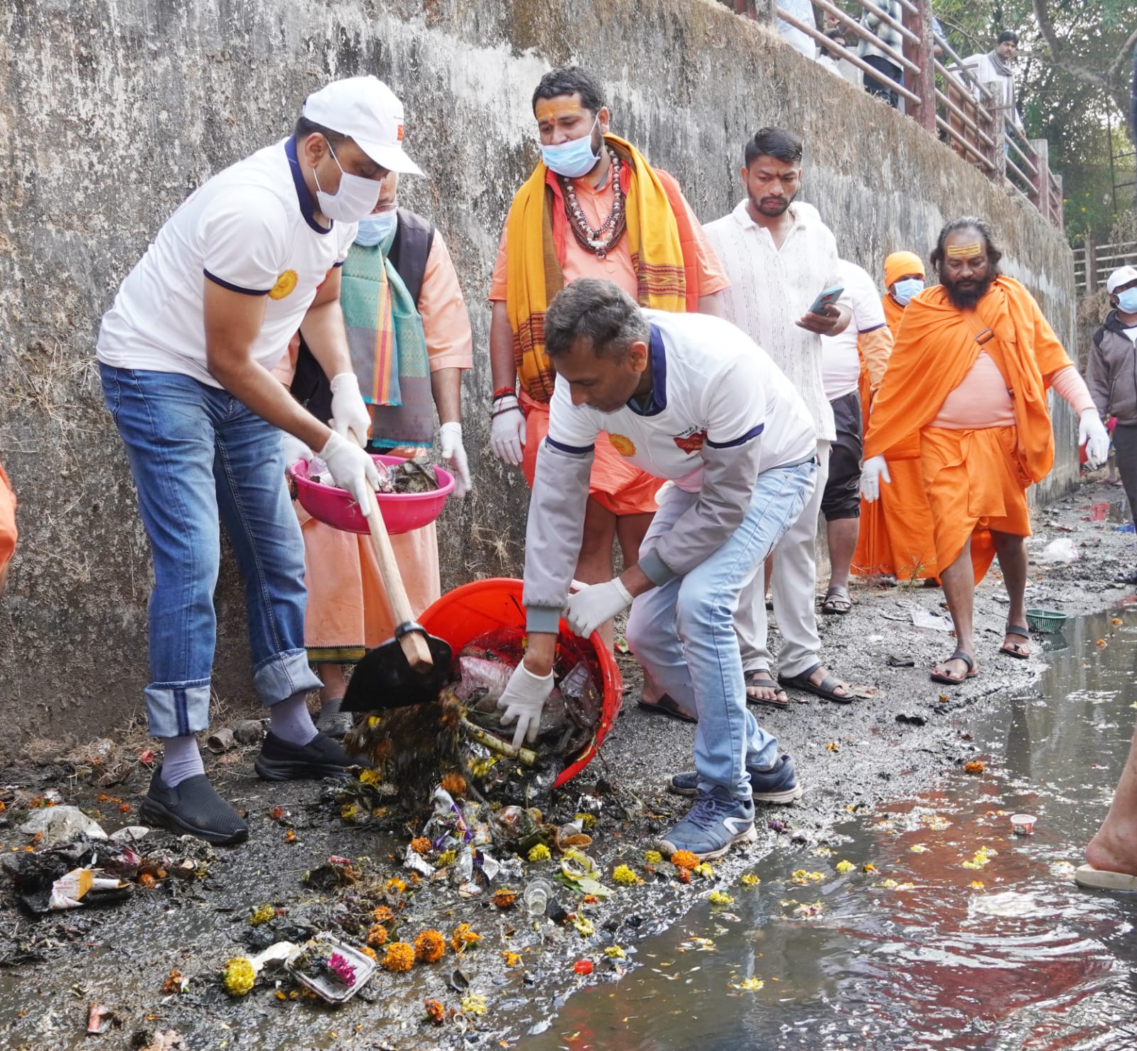 विभागीय आयुक्त, विशेष पोलीस महानिरीक्षक, कुंभ आयुक्त उतरले थेट नाल्यात...कुणी हाती घेतला झाडू तर कुणी फावडे...