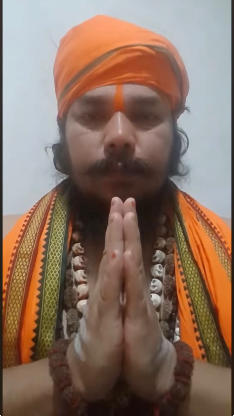 गुप्तधनाच्या आमिषाने जळत्या चितेवर अघोरी पूजा...  भोंदूबाबा कमलेश अधिकारी दाम्पत्यावर गुन्हा दाखल...